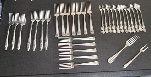 1930's Flatware WM Rogers & Son (33 pieces)