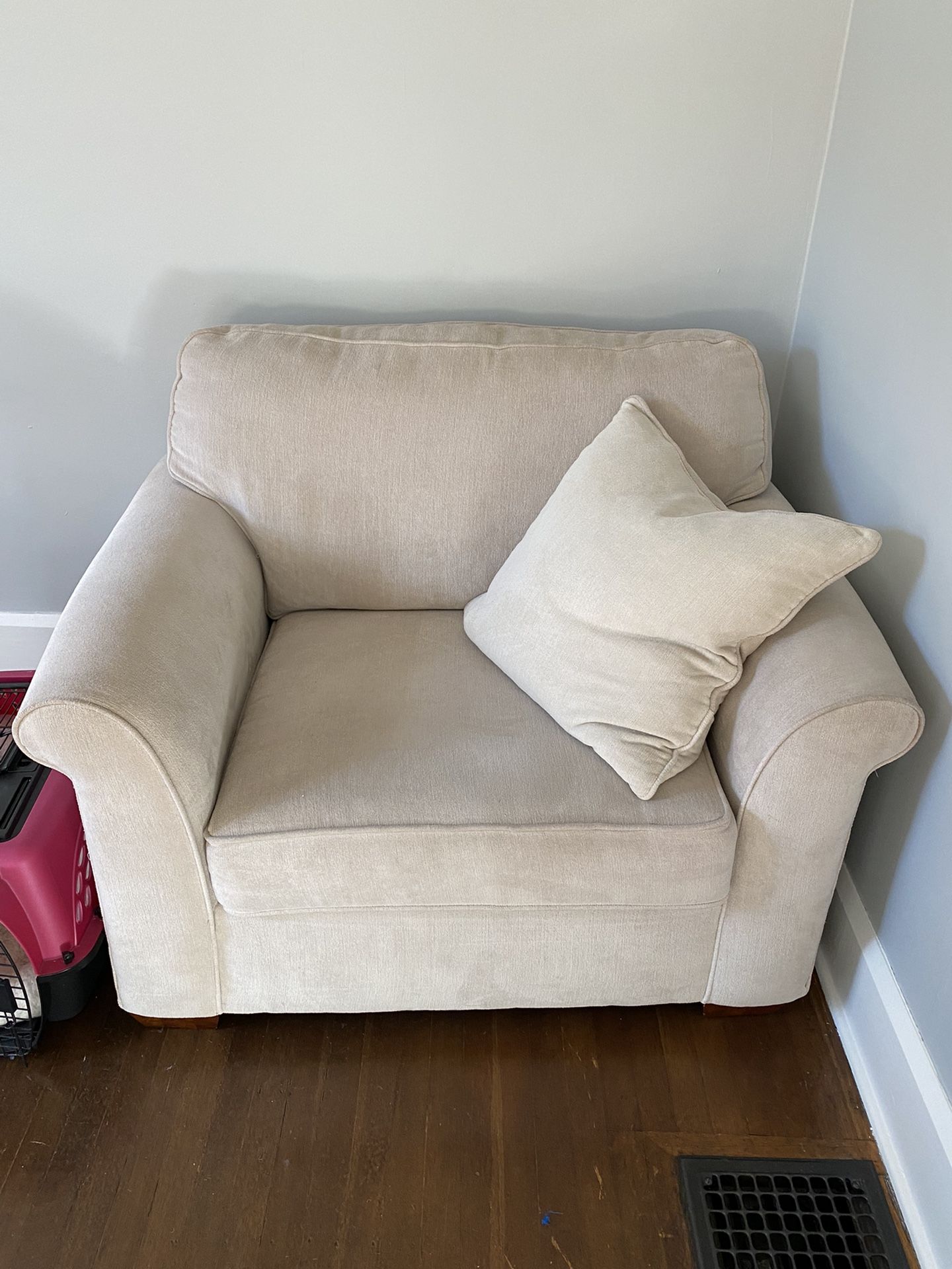 Havertys Off-White Oversized Chair