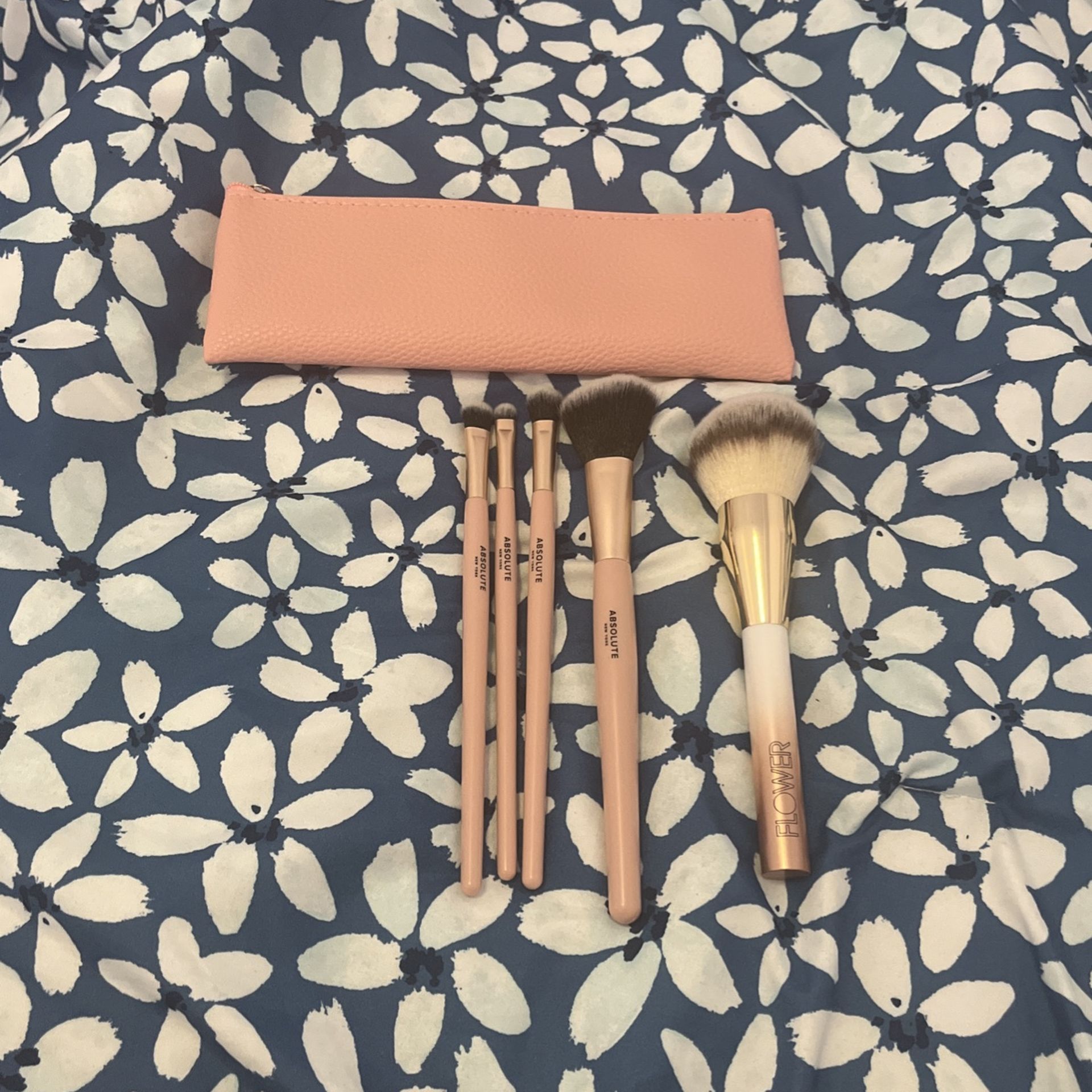 New Makeup Brush Set That Comes With A Bag