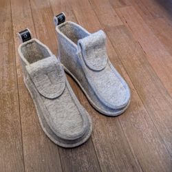 Men's "Valeshi" 100% Wool Shoes, Size 9, Made in Russia