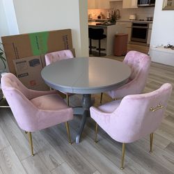 Extendable table + 4 chairs