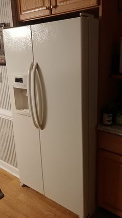 General Electric, Smart water Refrigerator Like New everything work perfect