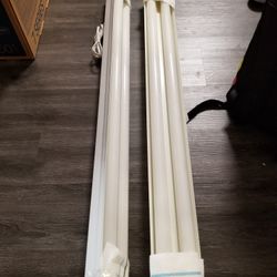 4 Foot Florescent Lights With Bulbs. Good Condition.