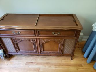 Magnavox Stereo  Player In Detailed Cherry Cabinet