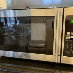 Small Black & Decker microwave