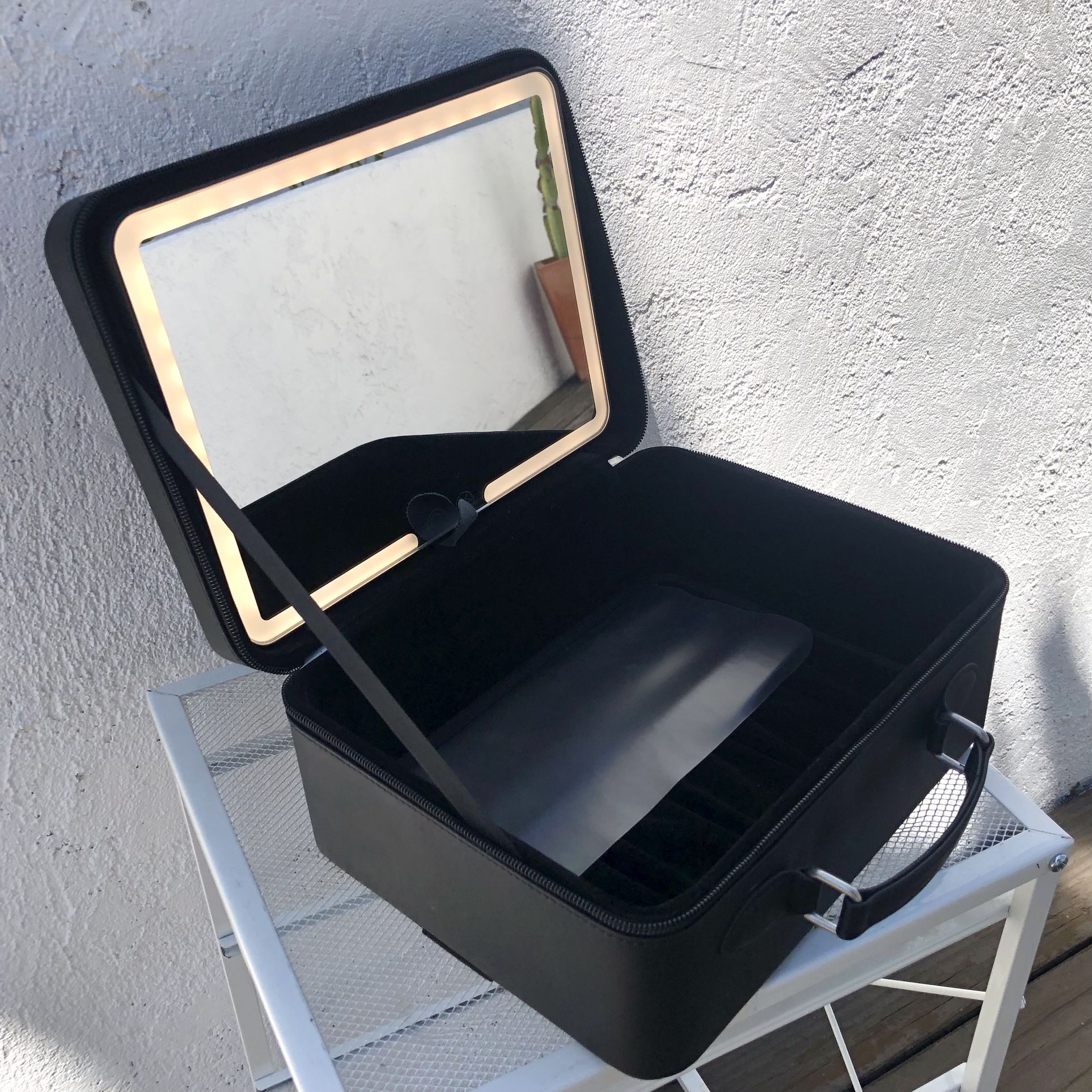 Vanity Planet Travel Makeup Case wLED Mirror (Silver Lake)