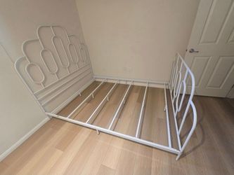 Queen bedframe