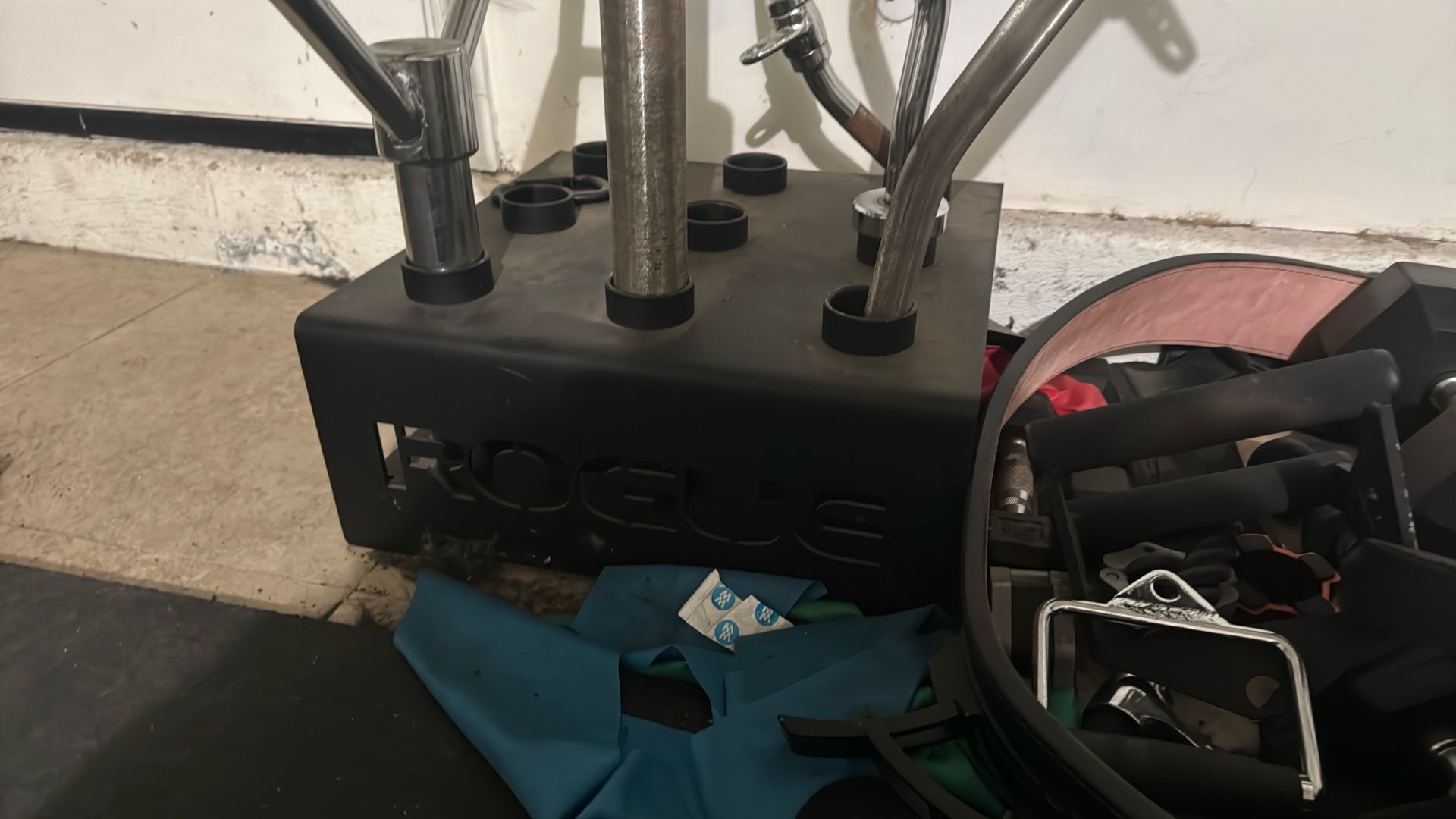 Rogue 9 Bar Holder