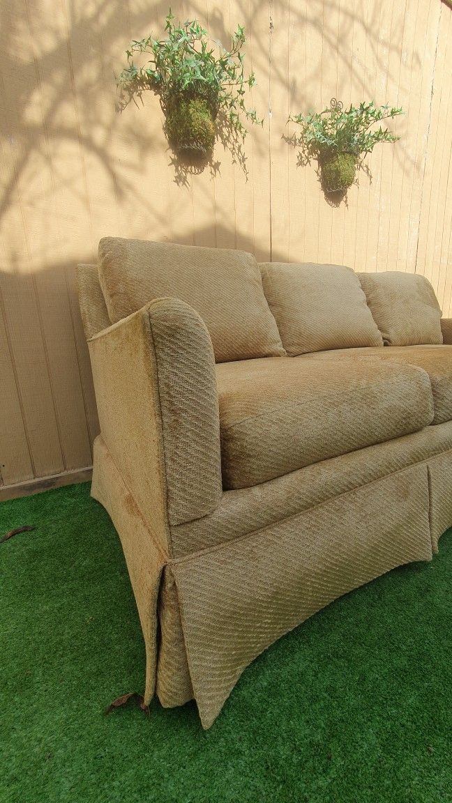 Retro 70s/80s vintage style skirted couch/sofa (Ginger Gold)