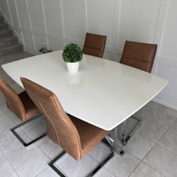 Dining table + 4 Chairs 