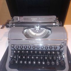Underwood Champion Typewritter 1946 With original case

