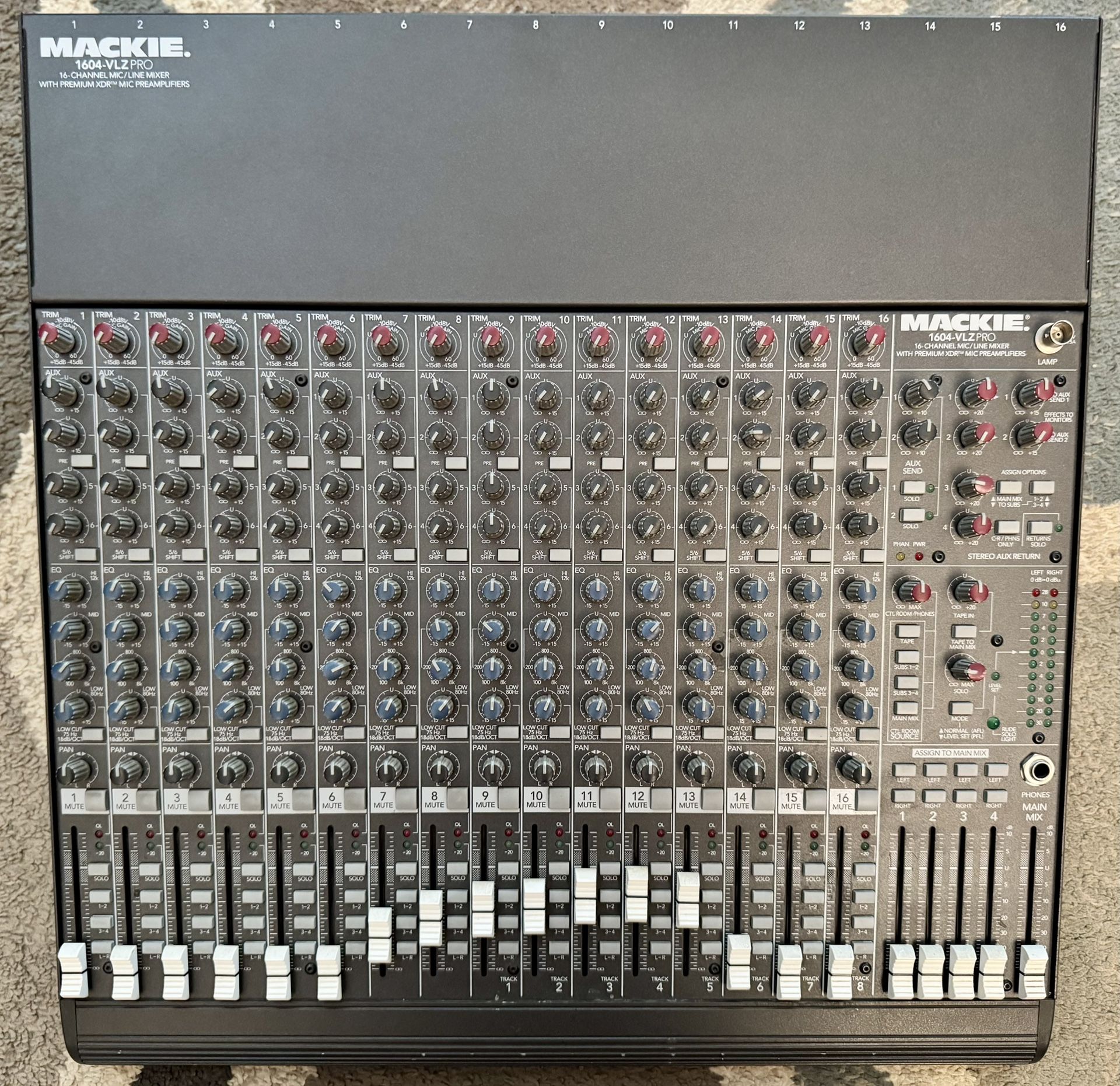 Mackie 1604-VLZ PRO 16 channel mic/line mixer