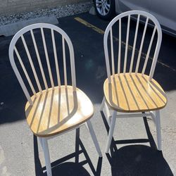 SET OF 4 CHAIRS $30