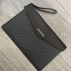 Michael Kors Wristlet 