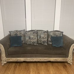 Couches With Pictures And Vases