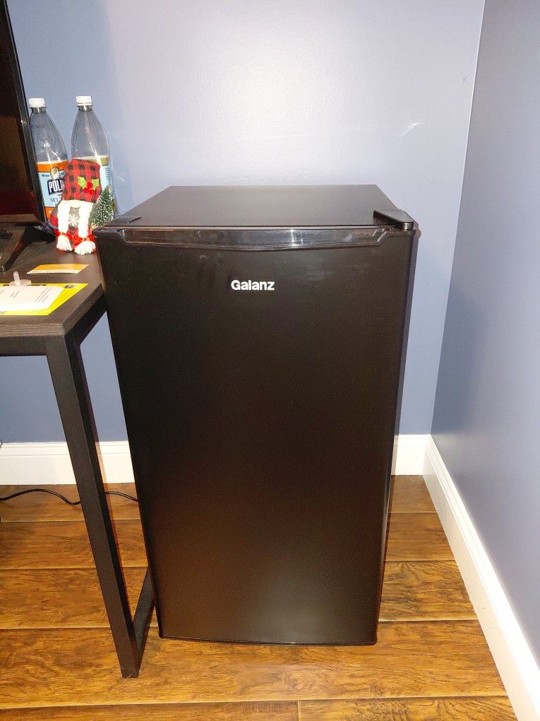 Galanz Mini Fridge, Only Used For a Week