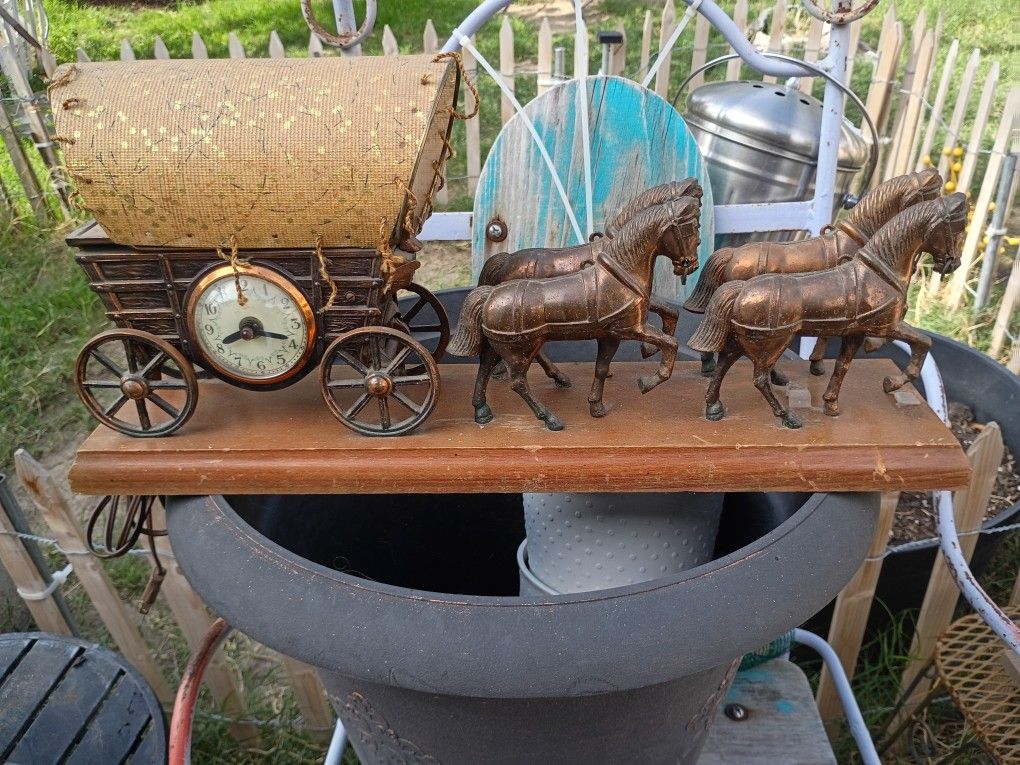 Antique Western Style Clock And Lamp