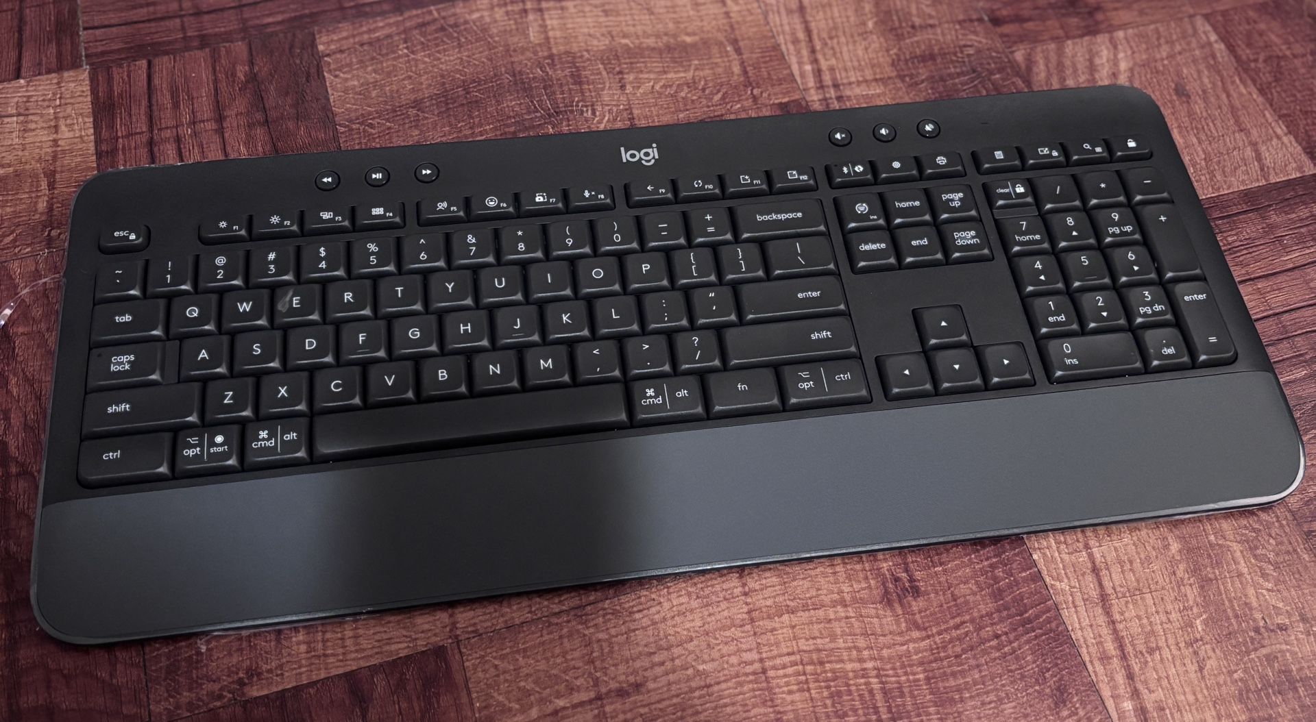 Logitech Signature K650 Comfort Full-Size Wireless Keyboard with Wrist Rest