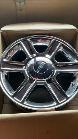Lincoln/ ford   4  rims  center caps and lug nuts  17”.