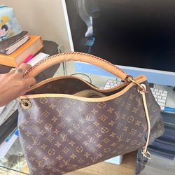 LOUIS VUITTON BAG