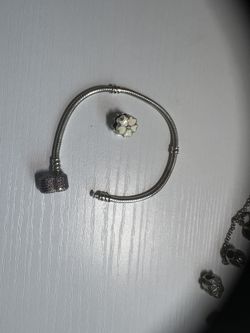 pandora 18cm chain and a white flower