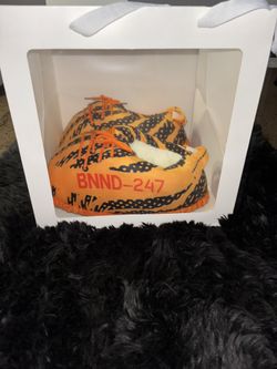 $25 Yeezy Big Slippers Size 3-6 comes With FREE GIFT