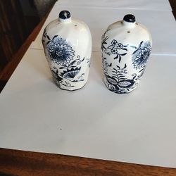 Vintage Blue Danube China Blue Onion Salt And Pepper Shackers 4"