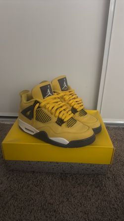 Jordan 4 “Lightning” Size 10 M