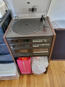 Phono with Stand & One Speaker.