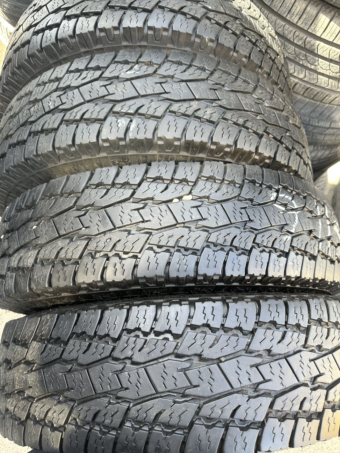 235-85-16 Toyo Lt