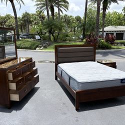 Beautiful Bedroom Set Queen Size solid wood Dark Brown Color In Excellent Condition