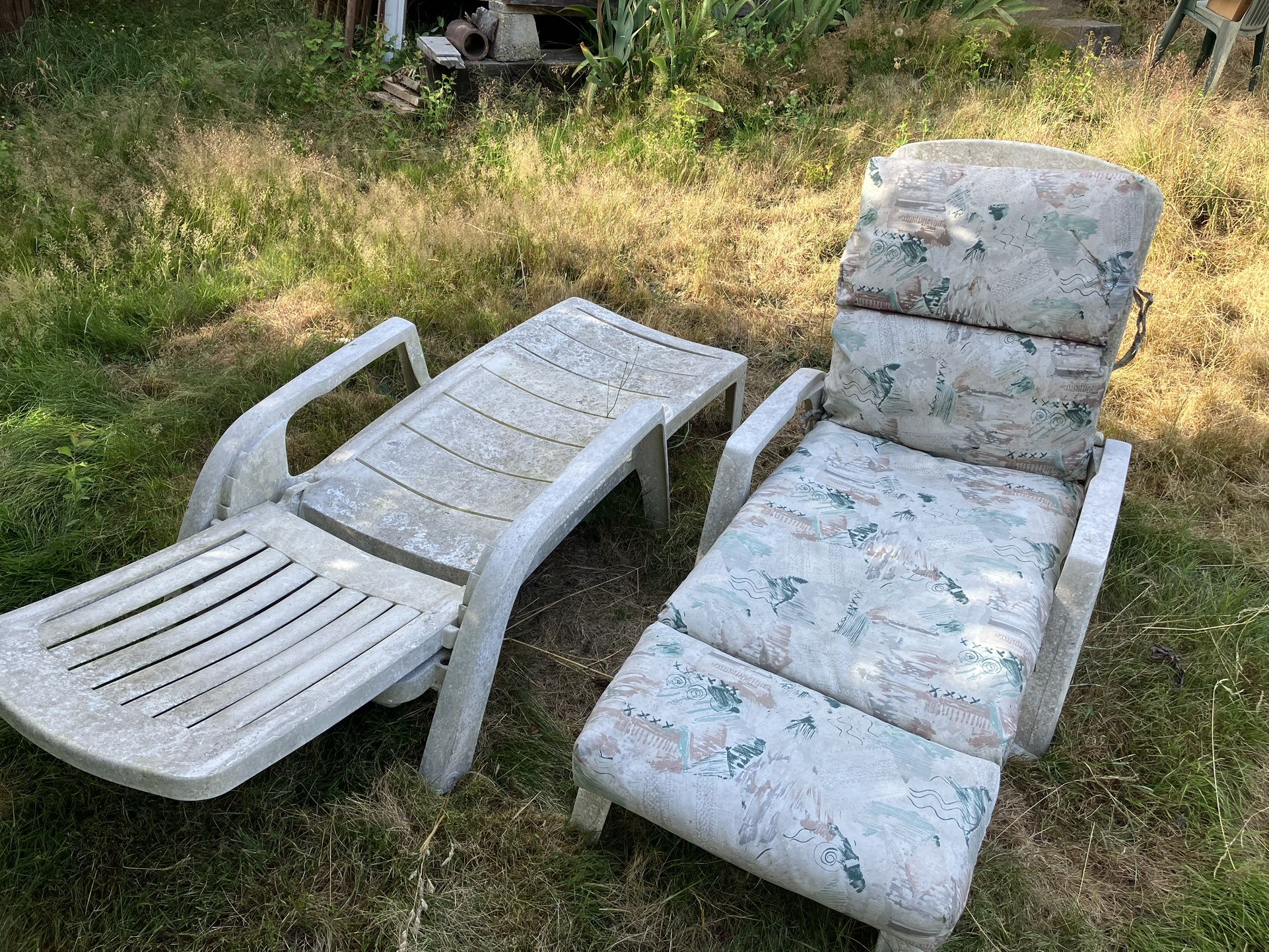FREE- Outdoor lounge chairs