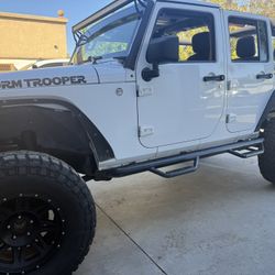 Jeep Wrangler, título limpio, 4 × 4 estándar, está levantado el piso metro y medio