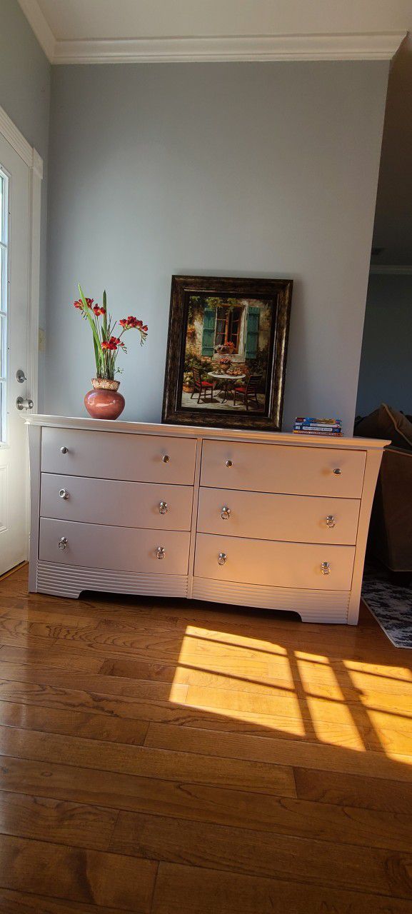 Staning beautiful refinished Dresser in antique white 