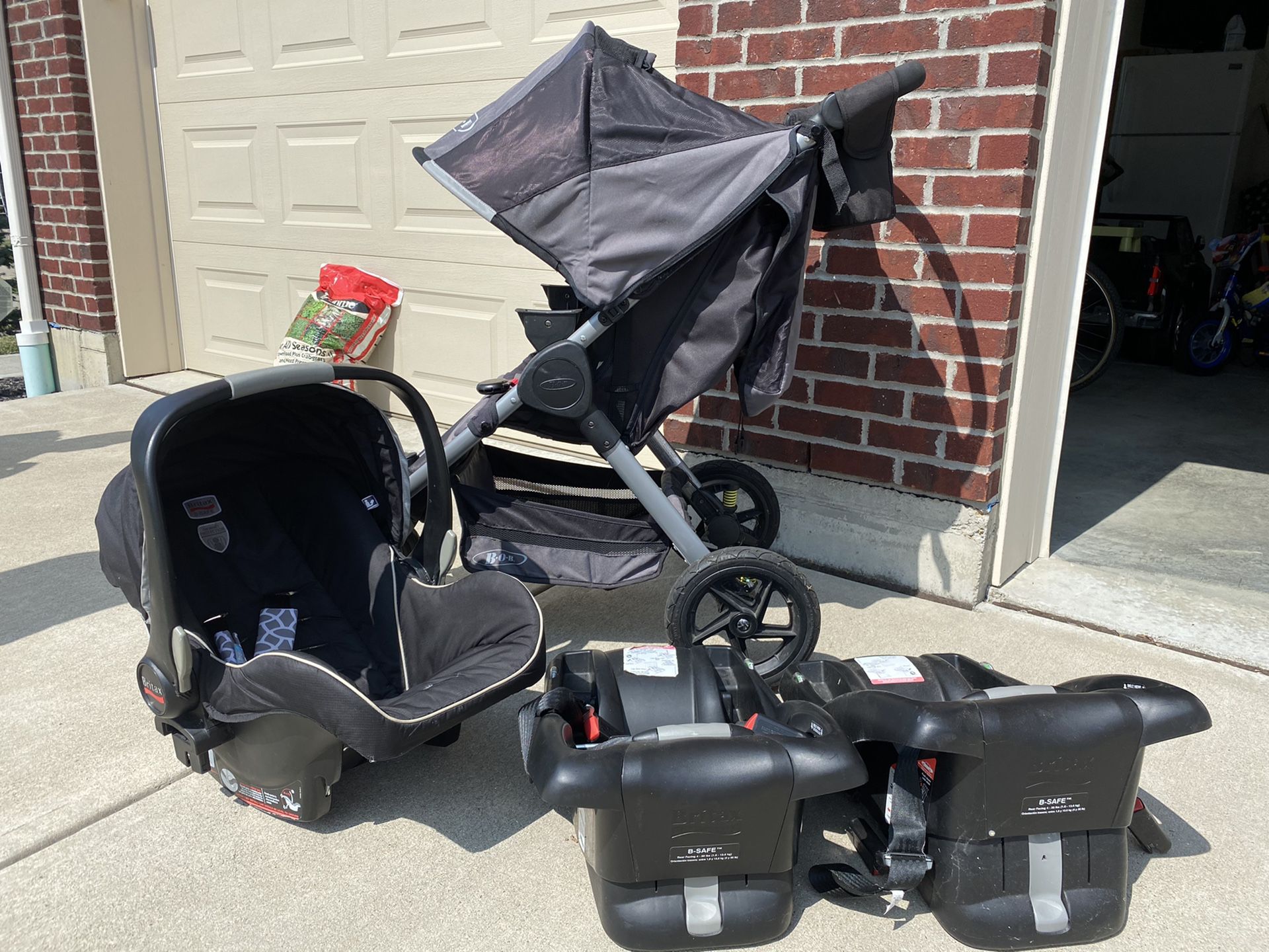 Britax -Stroller, car seat and 2 base Travel System! Like new!!