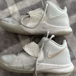 Nike Basketball Shoes For Boy / Youth / White 