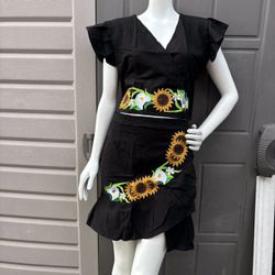 Sunflowers Embroidered Mexican Dress (2 Pieces), Conjunto Mexicano