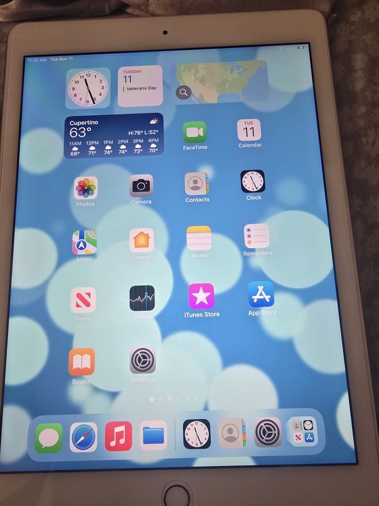 Like New Apple Ipad AIR2 128gb WITH KEYBOARD CASE AND OTTERBOX CASE