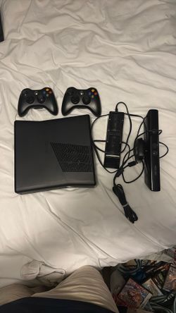 Xbox 360 with Kinect, 2 controllers and Charging station