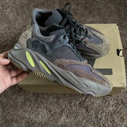 Adidas Yeezy 700 Mauve Size 10.5 
