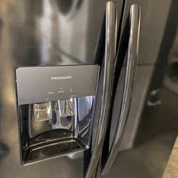 FRIGIDAIRE FULL SIZE REFRIGERATOR NEARLY NEW wit WARRANTY 