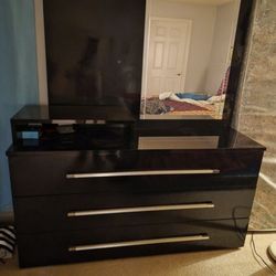 Dresser With Mirror