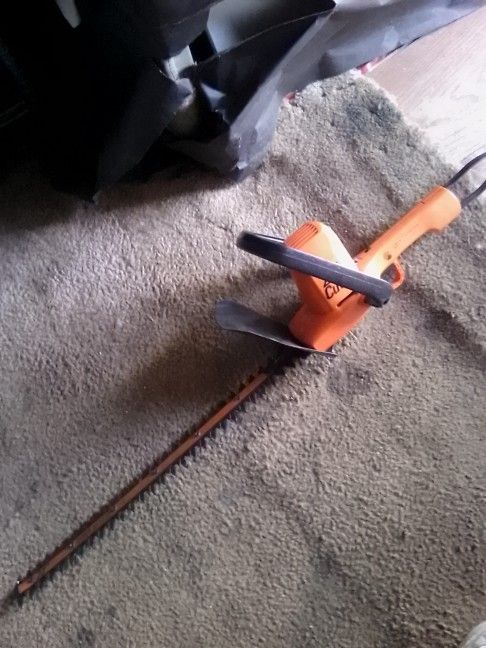 22" Cut Trimmer Black N Decker
