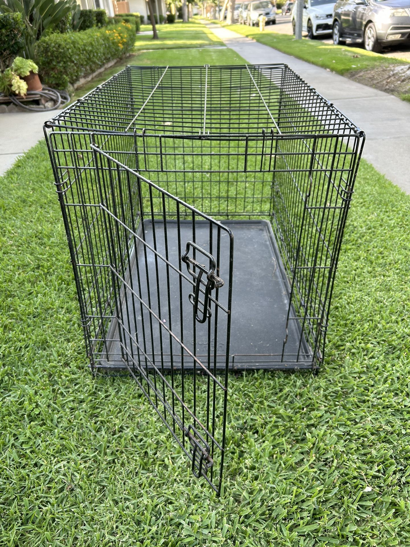 YOU & ME DOG CAGE Size : 22.5 "W x 36 "W x 26 "H Original price : $75~$85 Very Clean and New
