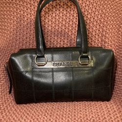 Pebble Leather Metal Plated Medium Size Vintage Shoulder Bag