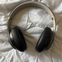 Beats solo 4 with box