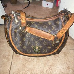 Louis Vitton Croissant Semi Shoulder Bag