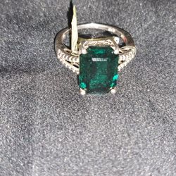 EMERALD GREEN SILVER RING 