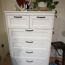 White 6-Drawer Dresser – Great Condition