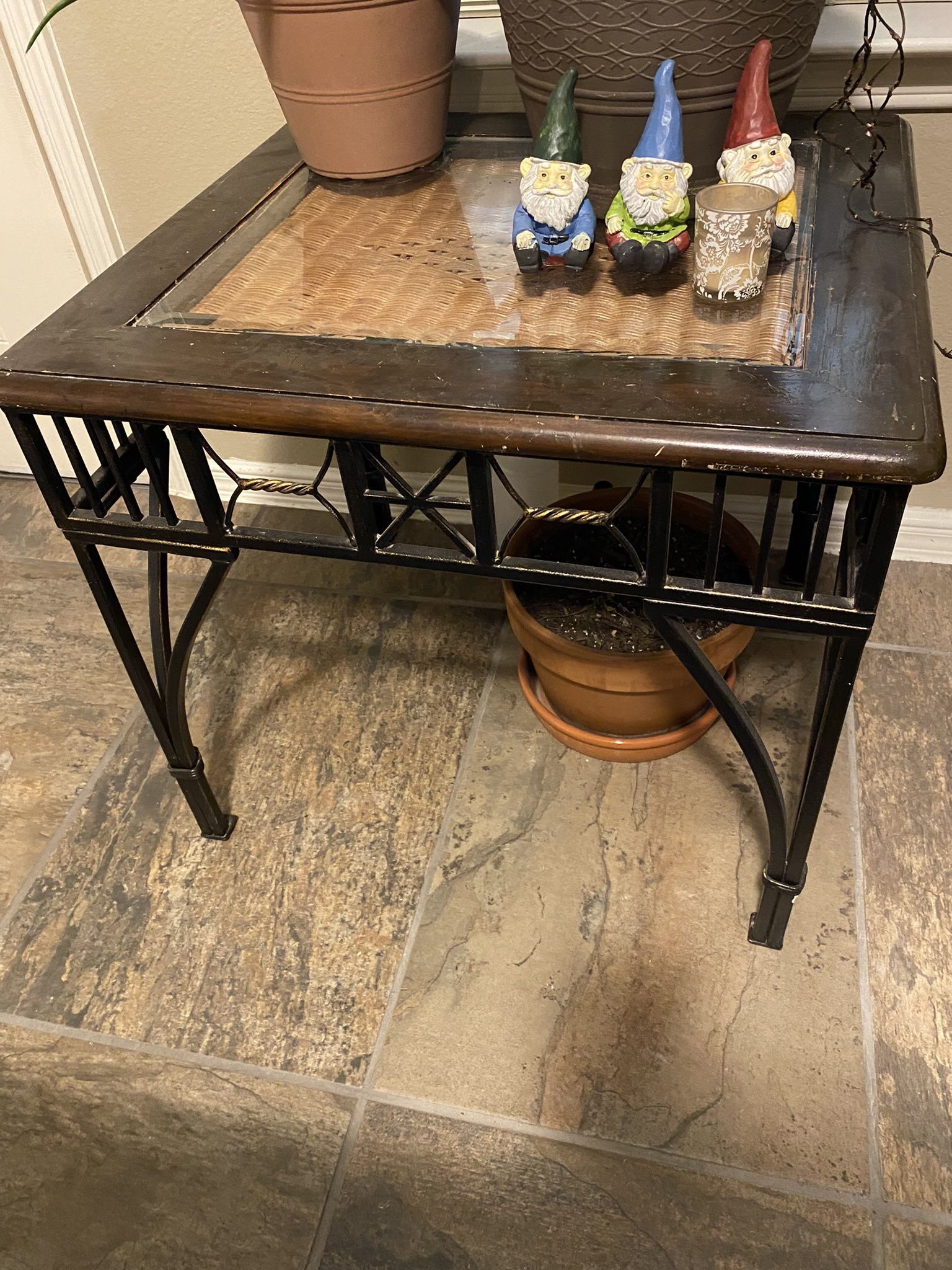 2 End Tables (both=15$)